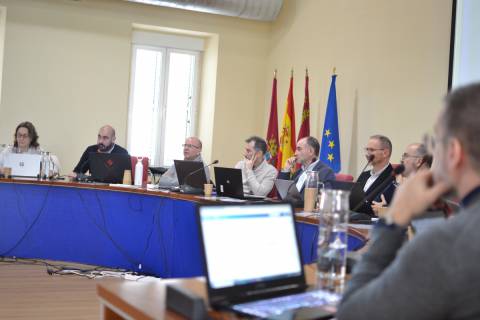 Juan Pedro Sanz explicando al Consejo de Gobierno el Plan Director del Cerro de San José.