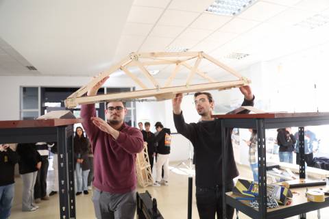 Estudiantes de la UPCT probando un puente durante la fase local del concurso.