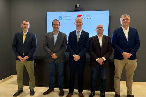 El Rector y los vicerrectores junto a Miguel Ángel Herchiga, director de Proyectos , Tecnología e Innovación del Grupo Caliche.