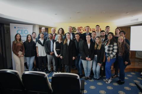 Estudiantes universitarios junto a los ponentes del evento, celebrado en la Cámara de Comercio de Murcia.