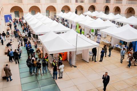 Stand de empresas en el Foro de Empleo del año pasado.