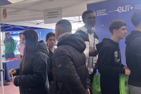 Estudiantes de Jumilla pasando junto al stand de la UPCT.