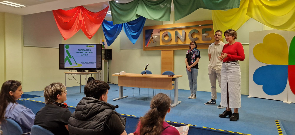 Imagen Estudiantes voluntarios para la Noche de los Museos se forman en la ONCE para guiar a personas con discapacidad visual
