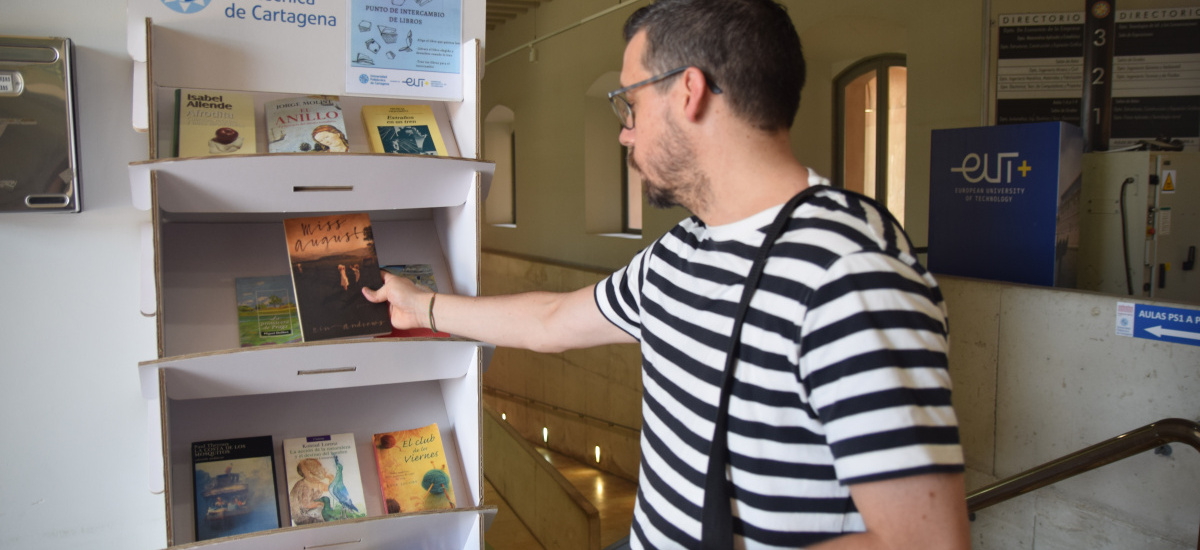 La iniciativa para compartir libros se extiende al Campus Muralla del Mar