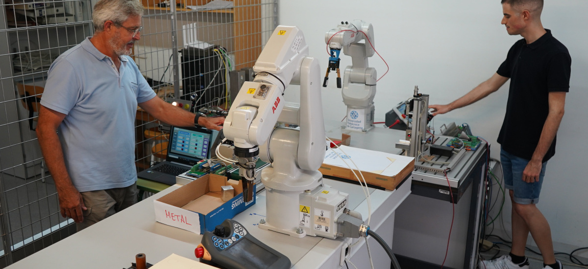 Un estudiante desarrolla un sistema que integra robótica y visión artificial para la automatización de procesos industriales