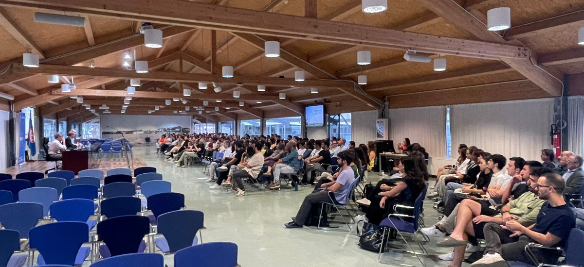 250 estudiantes asisten a la conferencia inaugural del curso en la Escuela de Arquitectura y Edificación