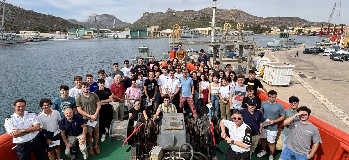 Estudiantes de Navales visitan el buque Las Palmas