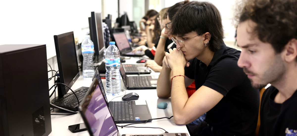 Foto: Medio centenar de estudiantes de la UPCT compiten en el hackaton universitario para buscar