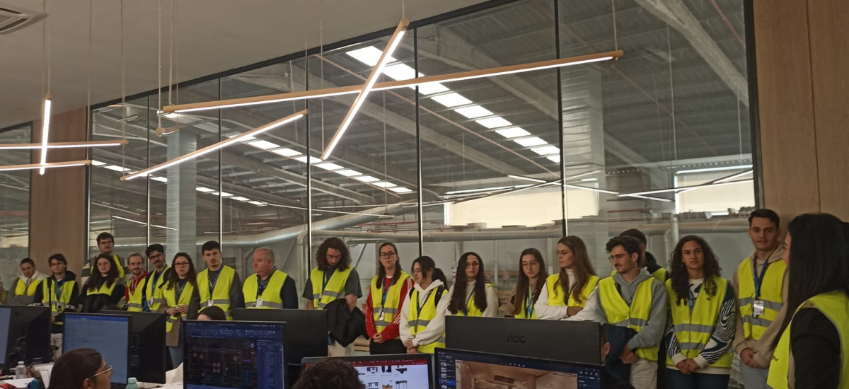 Imagen Estudiantes de Ingeniería de Diseño Industrial visitan Talasur