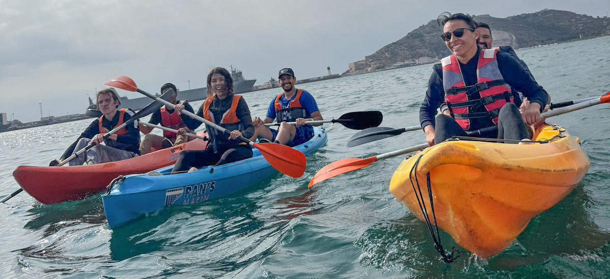 Imagen Estudiantes de la UPCT reman en dragon boat, falucho y kayak con el Club de Regatas de Santa Lucía