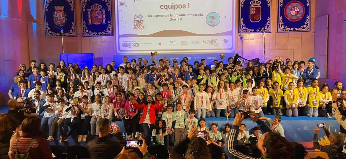 Imagen Bionic y Electronic Falcons, equipos ganadores de la First Lego League en la que participaron 300 estudiantes en la UPCT