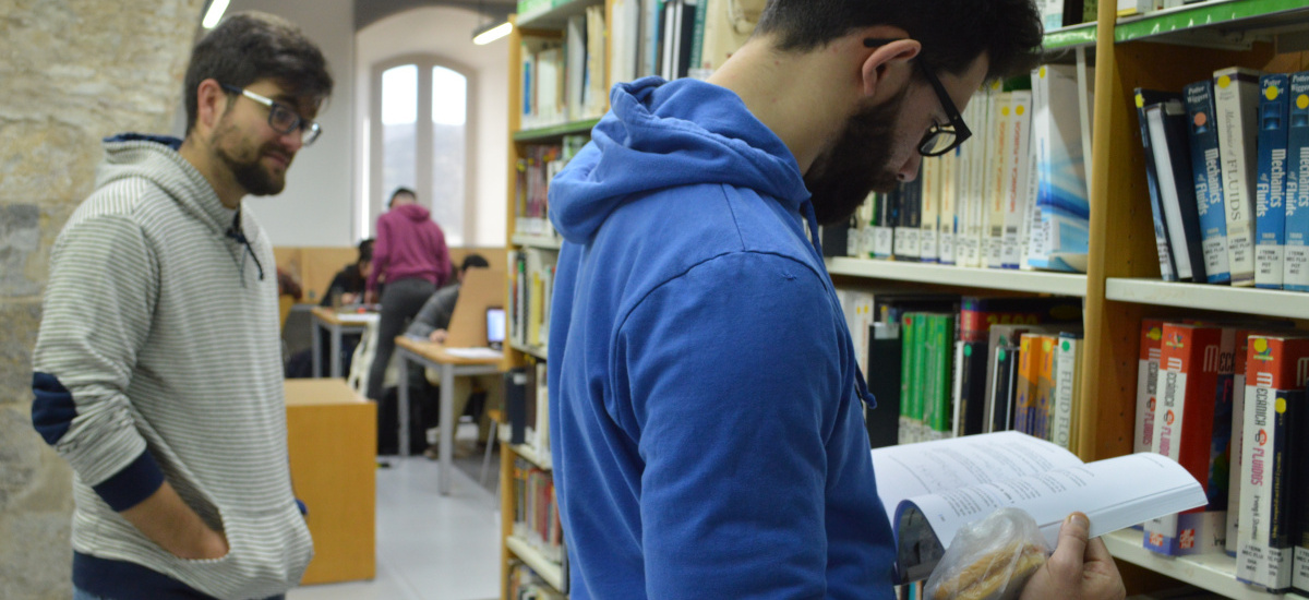 La biblioteca del Campus Muralla del Mar cierra hoy a las 14 horas por las Paellas